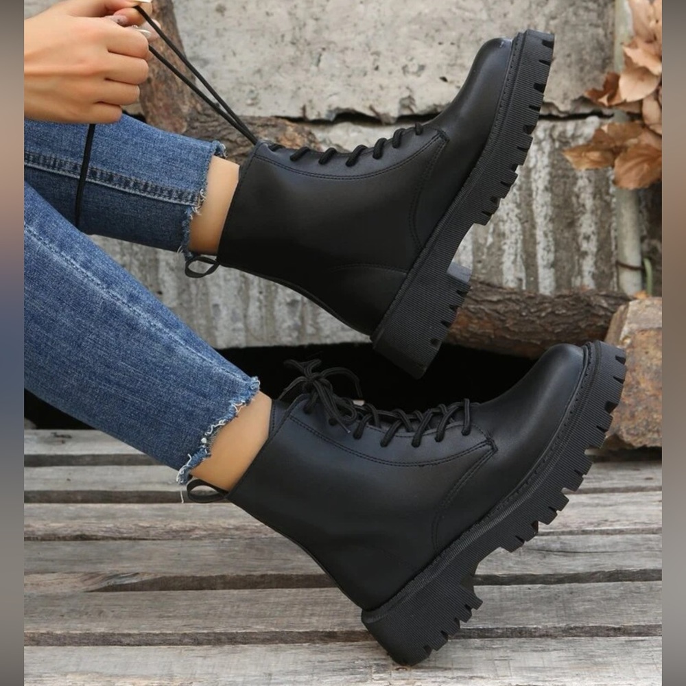 Lace-up front lace combat boots